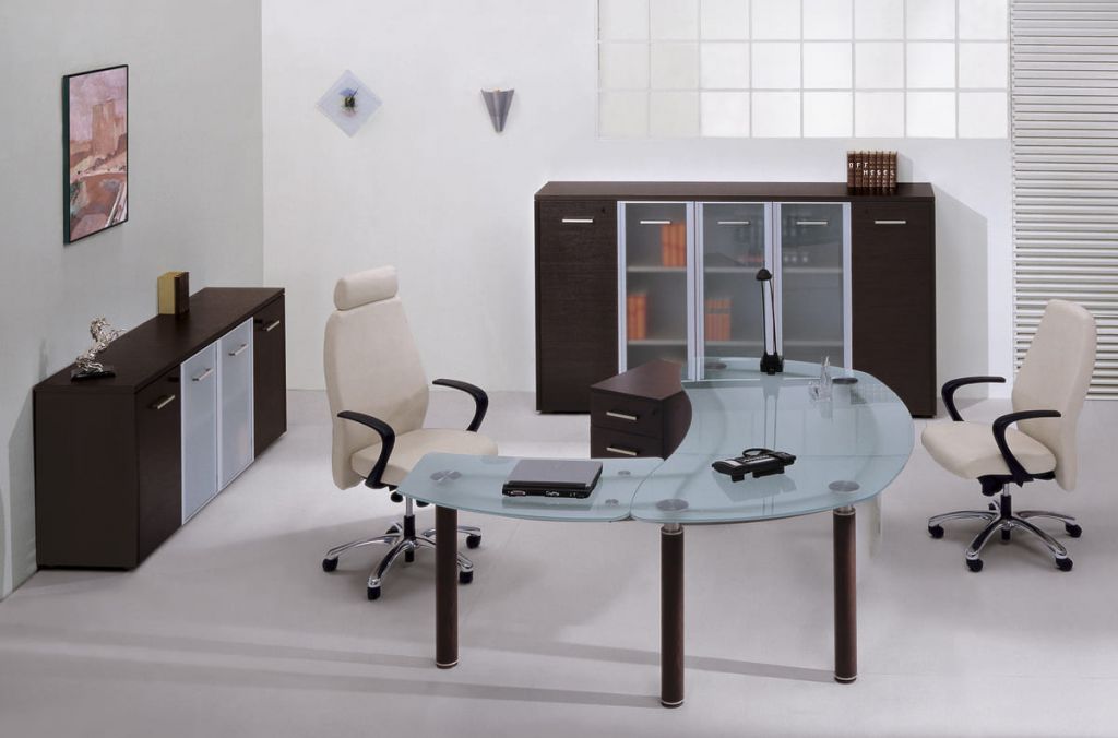 Mebel' cveta venge na fone pastel'nyh tonov