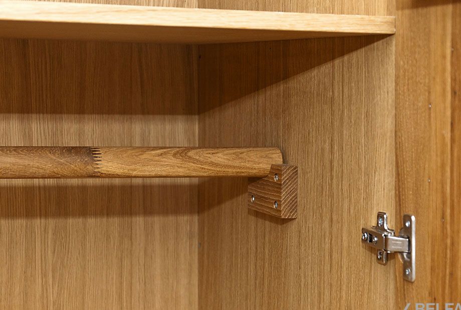 Шкаф для одежды 3-х дверный "Берген" В-6 массив и шпон дуба 2