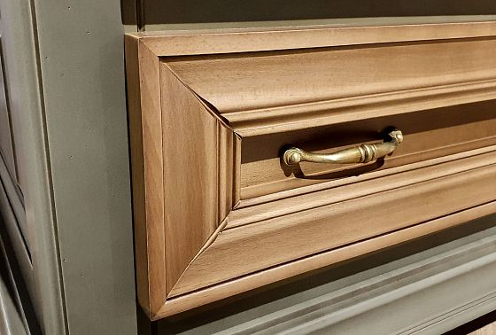 Шкаф с витриной 1-но дв. "Оливия" (правый) массив и шпон ольхи 5