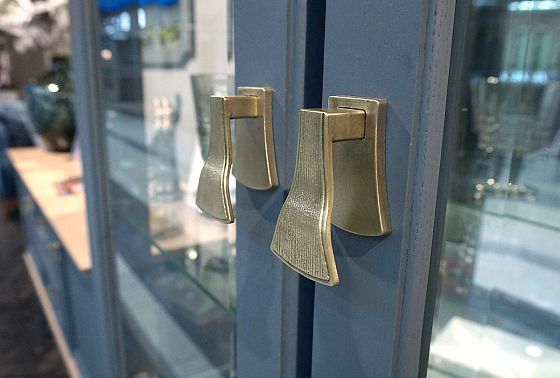 Витрина 2-х дверная "Стюарт" массив и шпон дуба 7