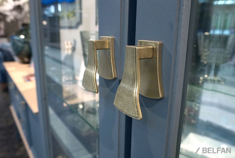 Витрина 2-х дверная "Стюарт" массив и шпон дуба 4