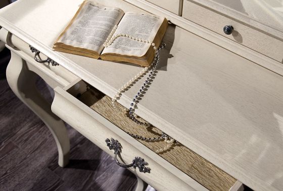 (Оскар) Дно ящиков отделано мягким велюром для деликатных вещей