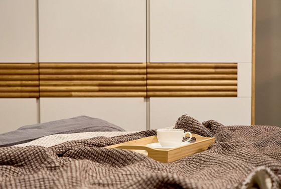 Шкаф для одежды 3-х дверный "Уоллстрит" массив дуба, МДФ 13