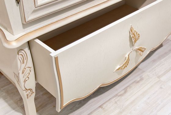 (Трио) Ящики имеют качественные направляющие с доводчиками