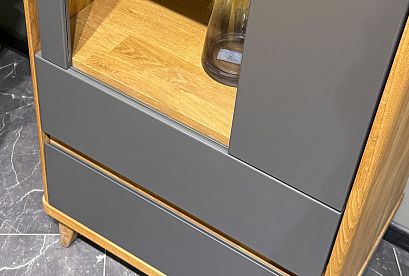 Шкаф с витриной 1-но дверный "Уоллстрит" (правый); 2 ящика; *А-012.210; к-бейц-масло, ф-антрацит, вст-бейц-масло