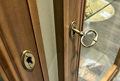 Шкаф с витриной 3-х дверный "Оливия"; *ММ-348-02; олива