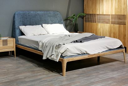 Кровать "Бергамо" (мягкое изголовье); без основания, без матраса; (1600x2000); дуб натуральный; Infinity 12 Smoke Blue