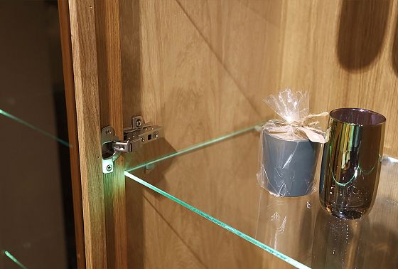 Шкаф с витриной комбинированный "Берген" массив и шпон дуба 3