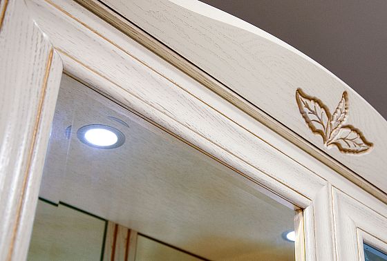 Шкаф с витриной 2-х дверный "Трио" 02 массив и шпон дуба 3