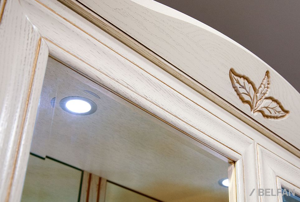 Шкаф с витриной 2-х дверный "Трио" 02 массив и шпон дуба 3