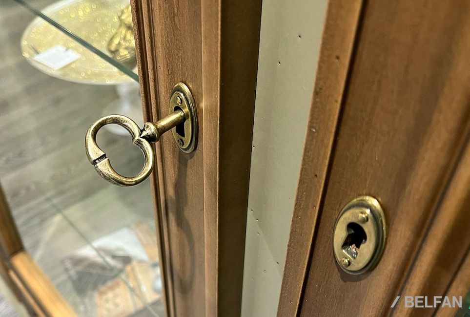 Шкаф с витриной 1-но дв. "Оливия" (левый) массив и шпон ольхи 3