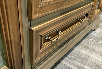 Шкаф с витриной 3-х дверный "Оливия"; *ММ-348-02; олива