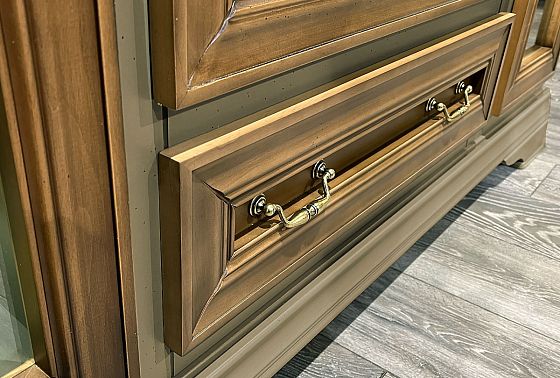 Шкаф с витриной 3-х дверный "Оливия" массив и шпон ольхи 5