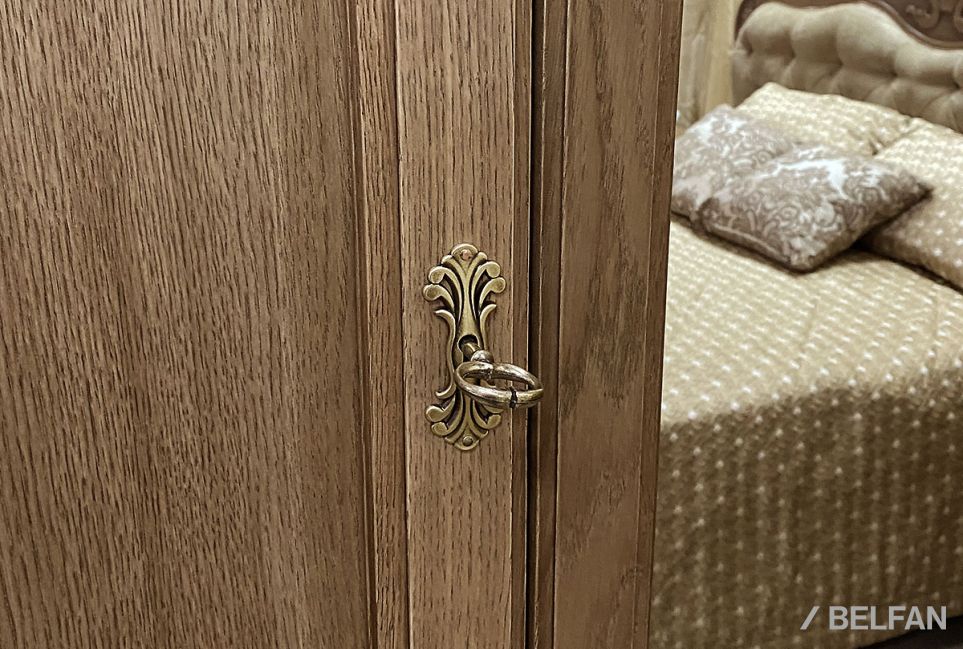 Шкаф для одежды "Флерон" 3-х дв. (с зеркалом) массив и шпон дуба 2