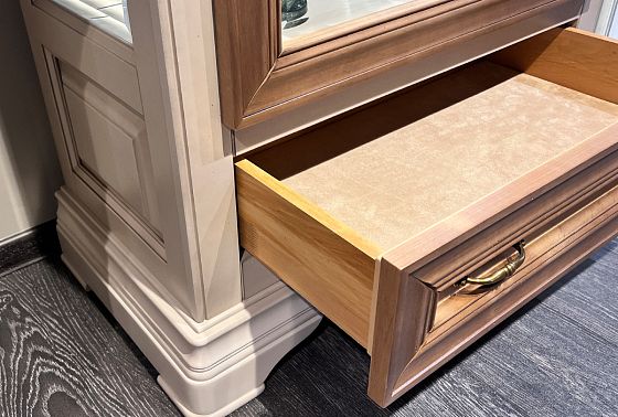 Шкаф с витриной 1-но дв. "Оливия" (правый) массив и шпон ольхи 5