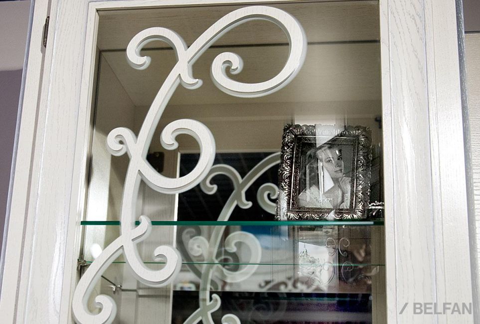 Шкаф навесной с декором, стекло "Луиза" (левый) массив и шпон дуба 2