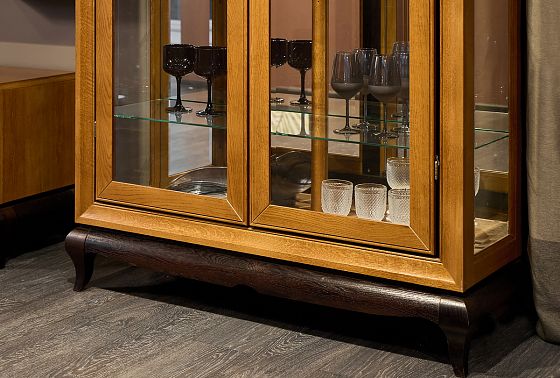 Шкаф с витриной 2-х дверный "Соната" массив и шпон дуба 7