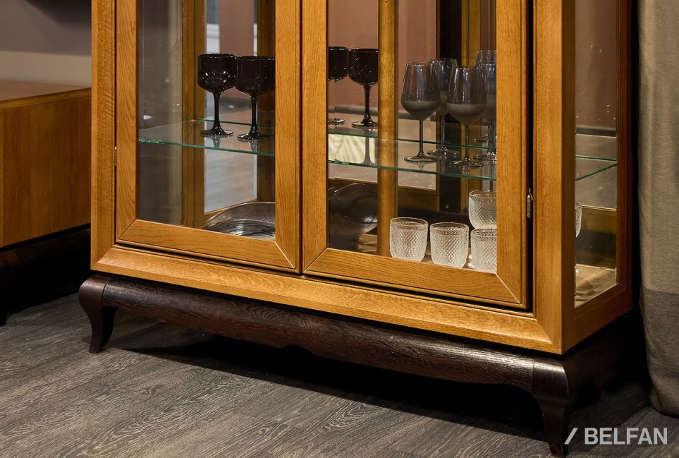 Шкаф с витриной 2-х дверный "Соната" массив и шпон дуба 4