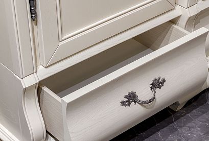 Шкаф для одежды "Тэфи" 4-х дв. с зеркалом; *ММ-216-01/04; белая эмаль с темной патиной; чернёное серебро