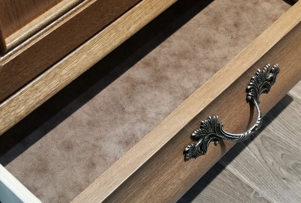 Тумба "Тэфи" 06/01 (глухие и стекл. двери) массив и шпон дуба 3