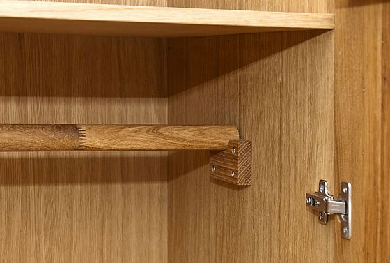 Шкаф для одежды 3-х дверный "Берген" В-6 массив и шпон дуба 4