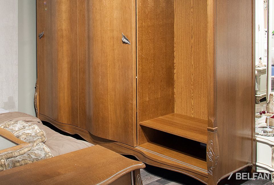 Шкаф-купе для одежды 3-х дв. "Трио" (с зеркалом) массив и шпон дуба 3