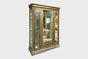 Шкаф с витриной 3-х дверный 
