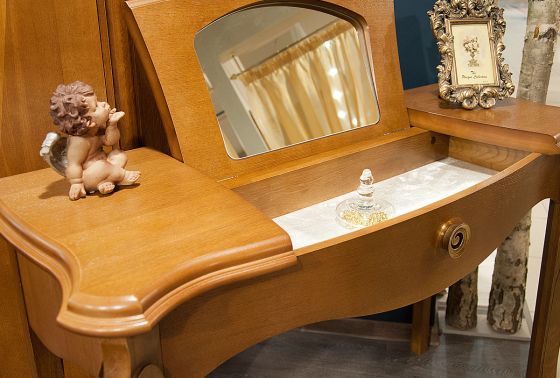 (Луиза) Откидная крышка выполняет роль зеркала.