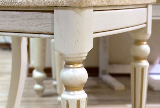 (Давиль) Оригинальные точеные ножки выполнены из массива дуба