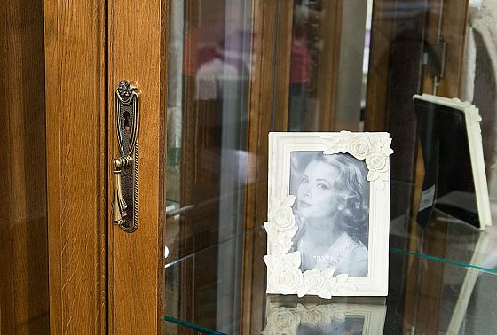 Шкаф с витриной 1-но дв. "Соната" (правый) массив и шпон дуба 6