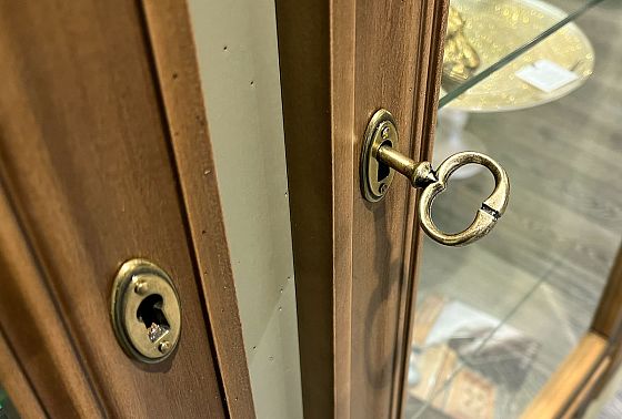 Шкаф с витриной 1-но дв. "Оливия" (правый) массив и шпон ольхи 5