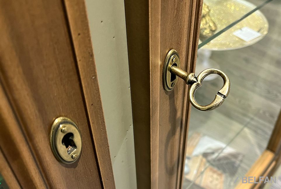 Шкаф с витриной 1-но дв. "Оливия" (правый) массив и шпон ольхи 5