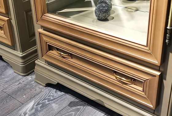 Шкаф с витриной 1-но дв. "Оливия" (правый) массив и шпон ольхи 5