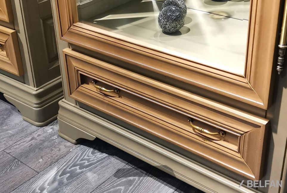 Шкаф с витриной 1-но дв. "Оливия" (правый) массив и шпон ольхи 4