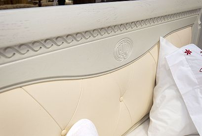 Кровать "Лика" (высокое изножье); без основания, без матраса; *ММ-137-02/16; (1600x2000); белая эмаль; LG0505Р (гр. кожи 1)