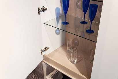 Тумба высокая "Алекса"; *ММ-345-08; айвори+жемчужный дуб, золотая патина