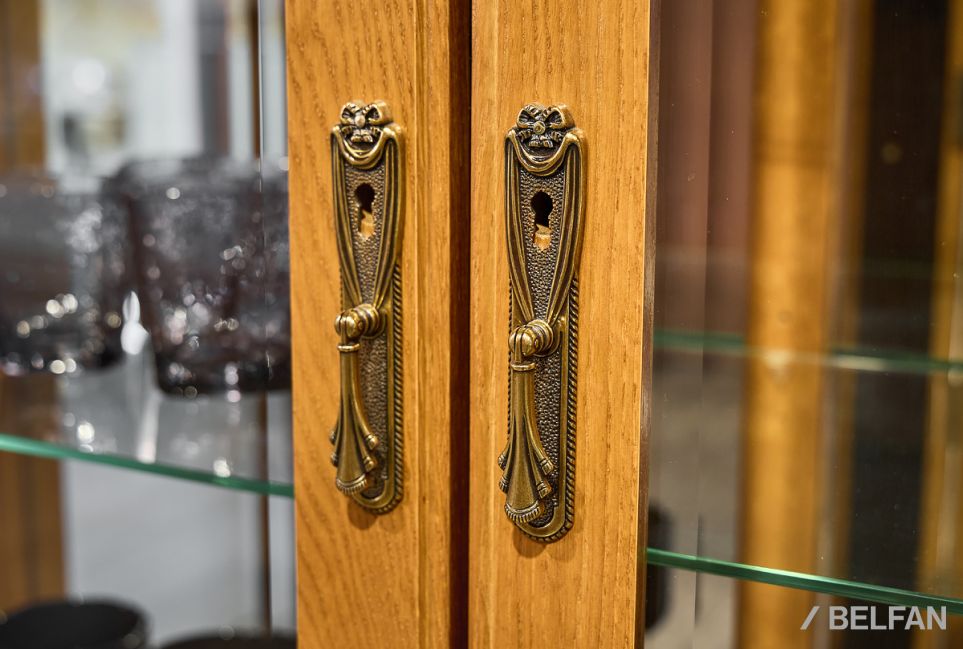 Шкаф с витриной 2-х дверный "Соната" массив и шпон дуба 5