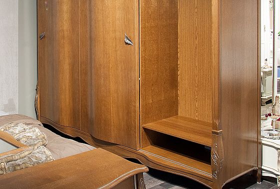 Шкаф-купе для одежды 3-х дв. "Трио" (с зеркалом) массив и шпон дуба 8