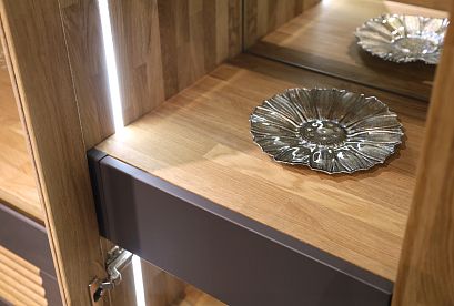 Витрина 2-х дверная "Уоллстрит"; *А-012.211; к-бейц-масло, ф-бейц-масло, вст-антрацит