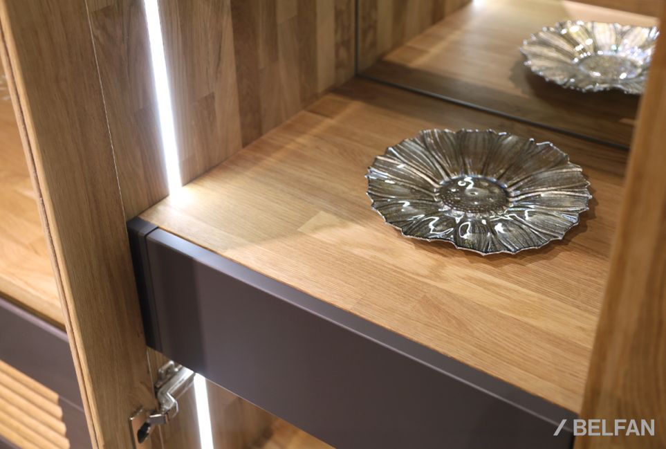 Витрина 2-х дверная "Уоллстрит" массив дуба, МДФ 3