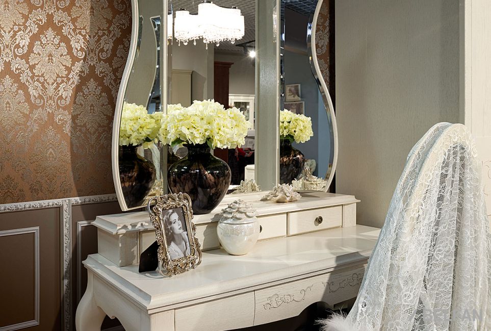 Стол туалетный "Соната" (декор) массив и шпон дуба 3