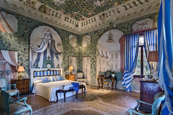 Картины над спинкой кровати