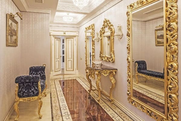 Прихожая в классическом стиле 