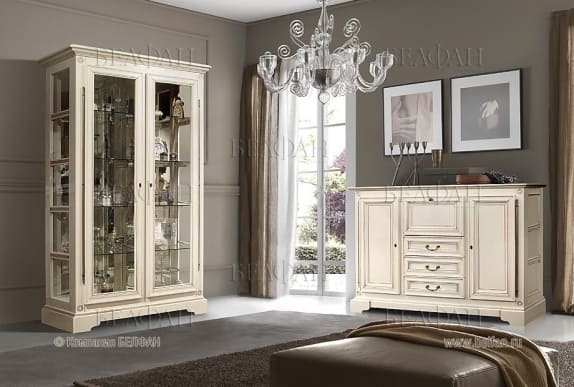 Белая стенка в классическом стиле