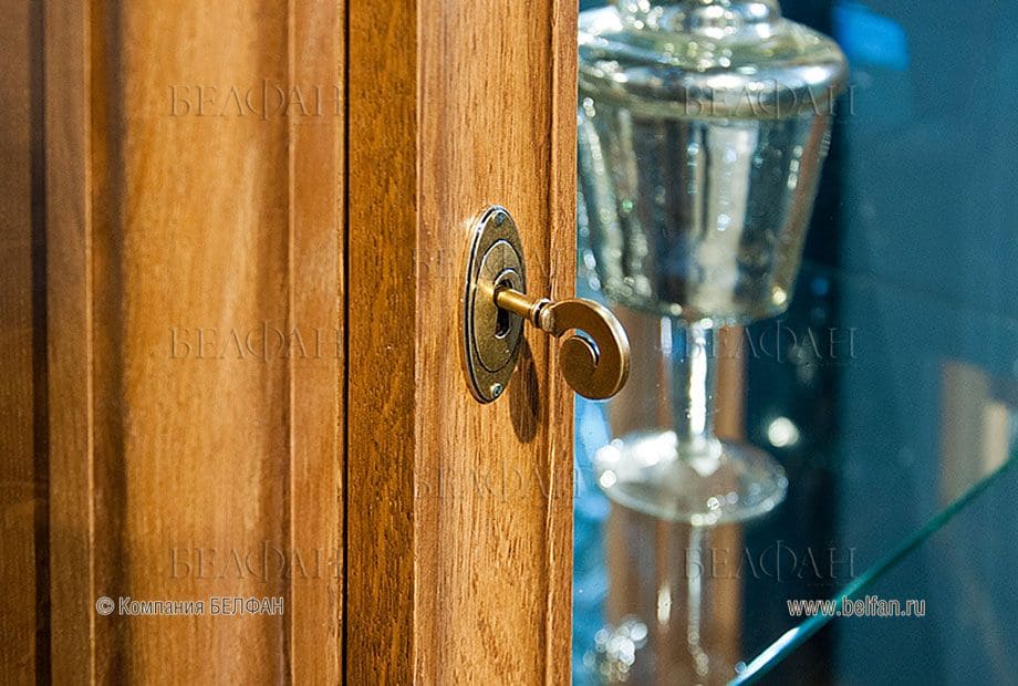 Пристенный шкаф-витрина