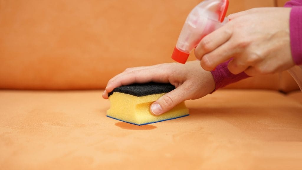 способы6_как почистить мягкую мебель.jpg