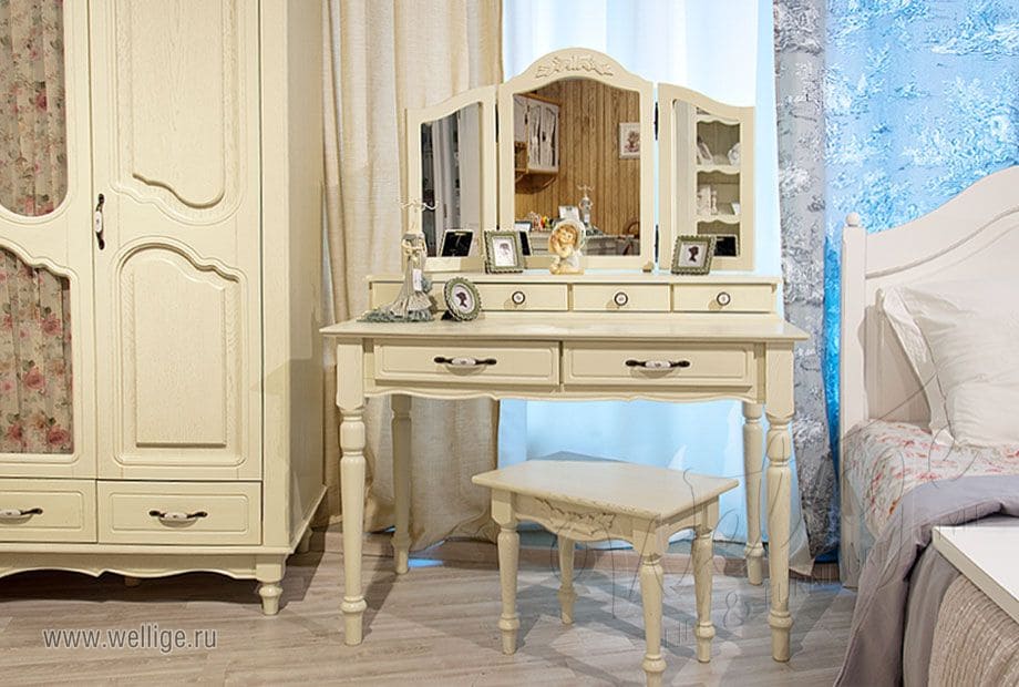 Vybor tualetnogo stolika s zerkalom