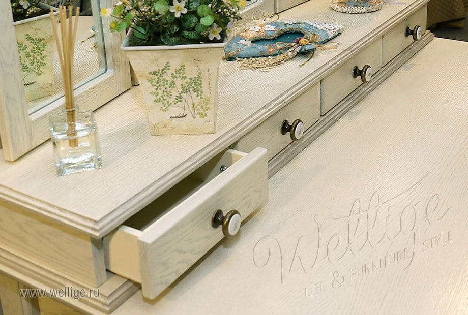 Vybor tualetnogog stolika s zerkalom