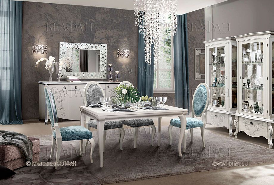 Зеркало, обрамленное рамой