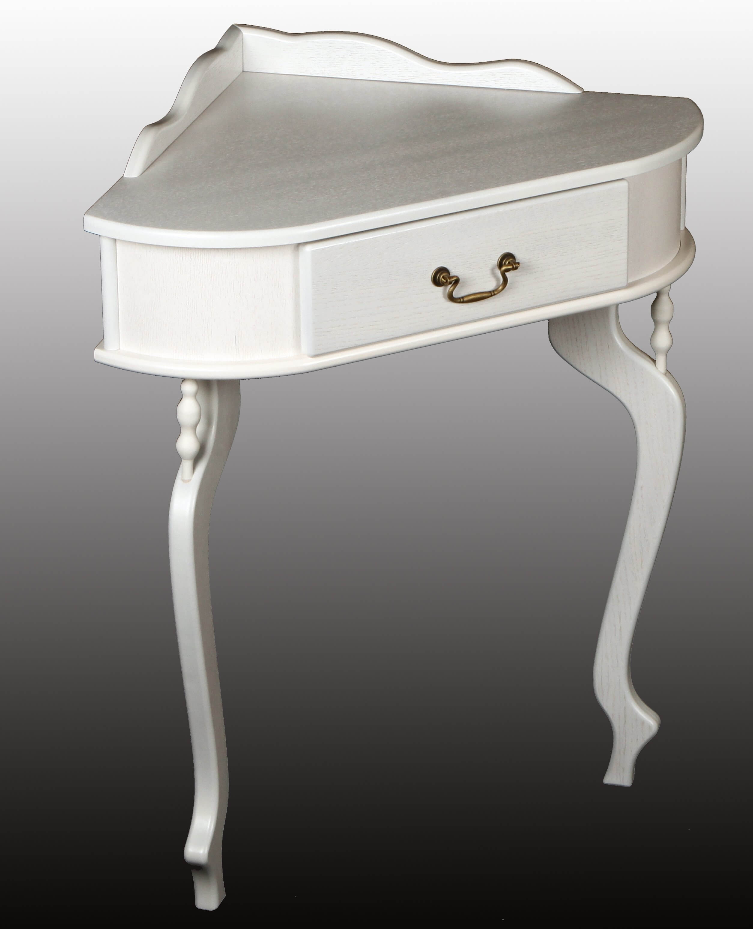 Формы белой консоли в прихожей